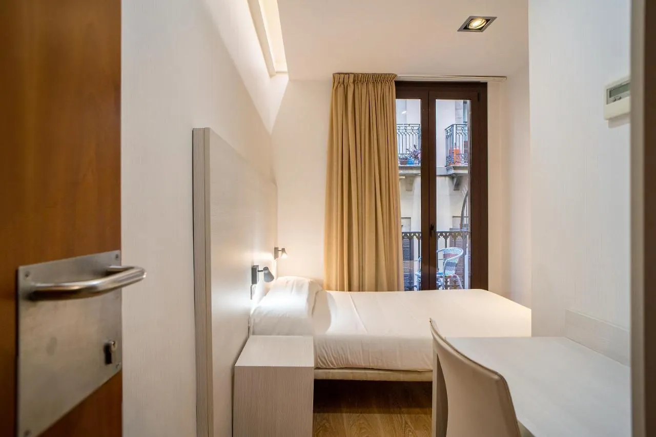 ברצלונה Hostal Fina 2*,