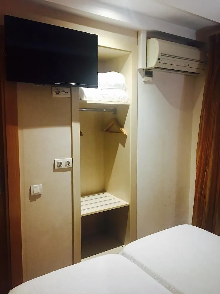 ברצלונה Hostal Fina בית הארחה